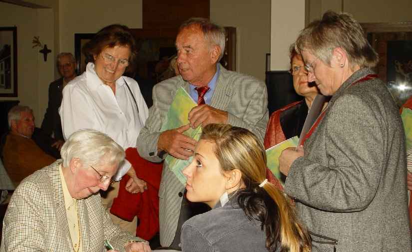 Frau Christine Tillmann beim Signieren